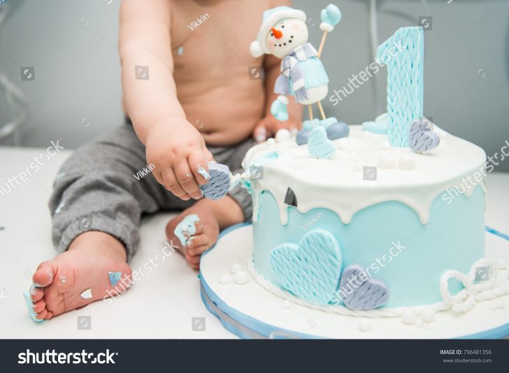 Birthday Cake For 1 Year Old Cute Little Boy Eating His First Stockfoto Jetzt Bearbeiten Birthday Cake For 1 Year Old Cute Little Boy Eating His First Stockfoto Jetzt Bearbeiten